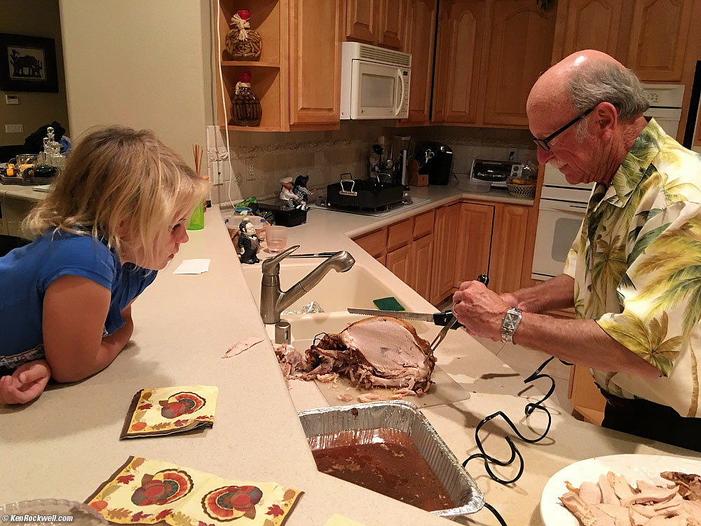 Pops cuts the turkey
