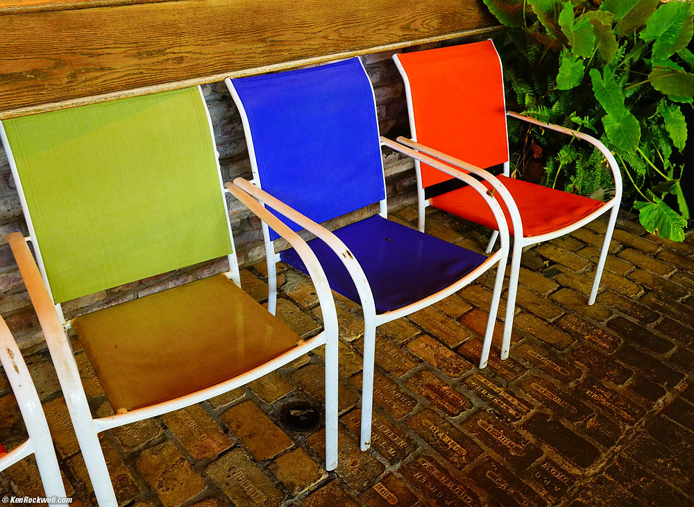 Three colored chairs, Luna Cafe, Lahaina
