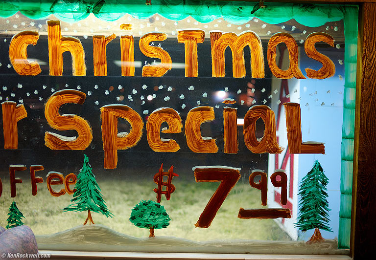Christmas Special, 7:08 PM. (Auto ISO 200, Auto 1/30, LEICA SUMMILUX-M 35mm f/1.4 ASPH.)